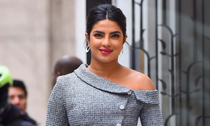 Priyanka Chopra versiona el escote más famoso de Meghan Markle