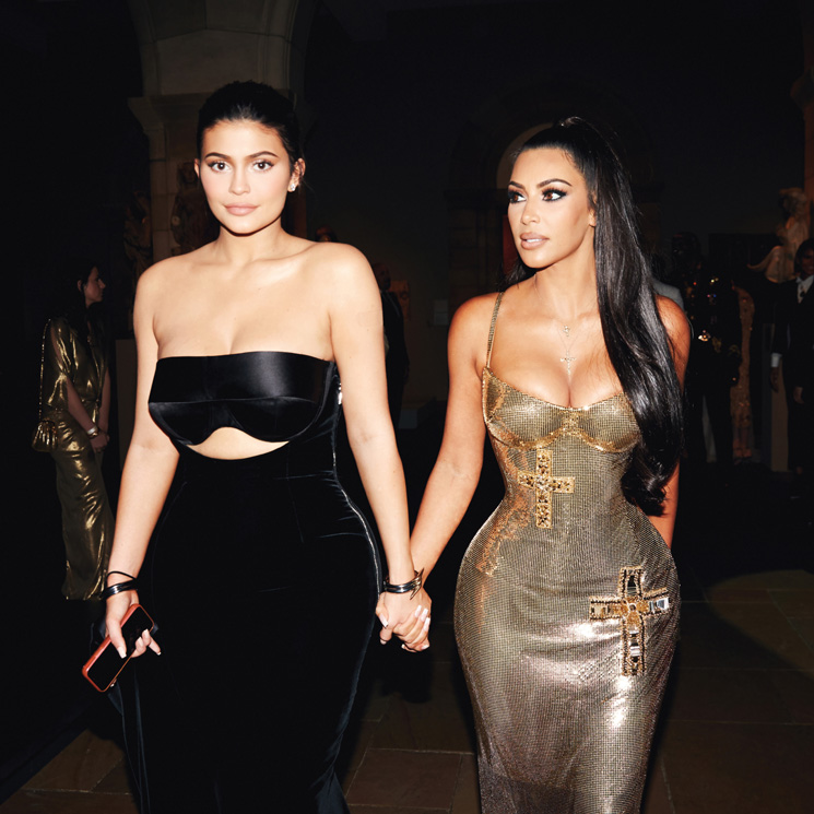 ¡Que vivan las curvas! 8 veces en las que Kylie y Kim han roto el canon de las pasarelas