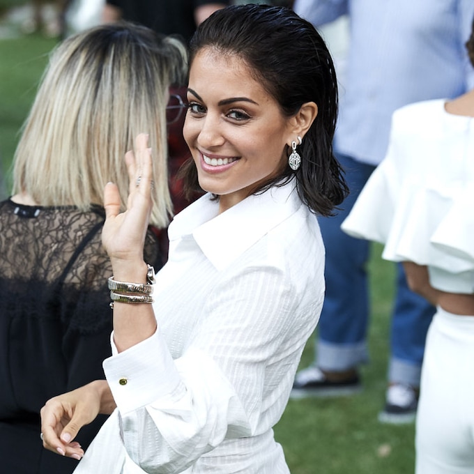 Hiba Abouk vs Rosie Huntington o cuando el vestido blanco camisero se convierte en 'top look'