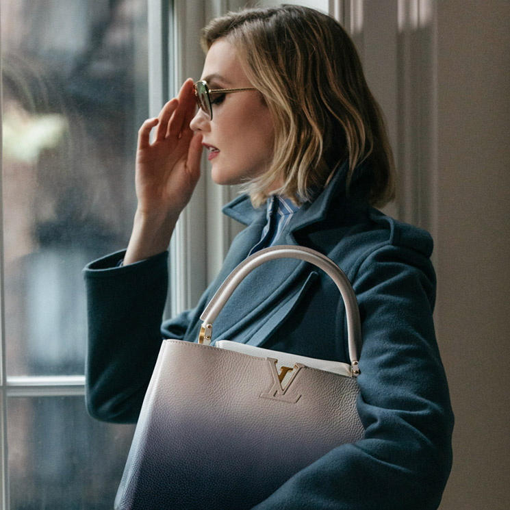 Karlie Kloss nos presenta su último flechazo de moda: el bolso del verano de Louis Vuitton