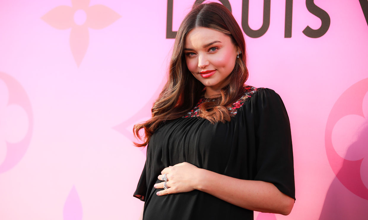 El minivestido premamá de Miranda Kerr y otros 9 'lookazos' de la fiesta de Louis Vuitton