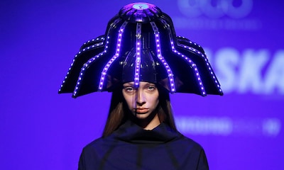 Betiana Pavón, la ganadora de Samsung EGO, abre la pasarela madrileña con sombreros del futuro
