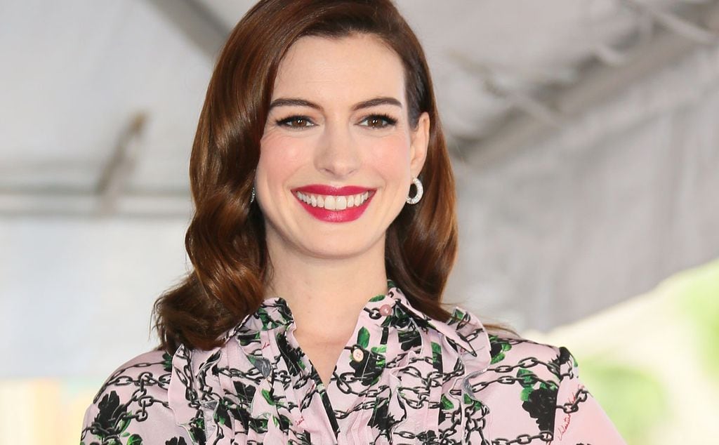 En busca del vestido de invitada premamá con Anne Hathaway y Laura Escanes