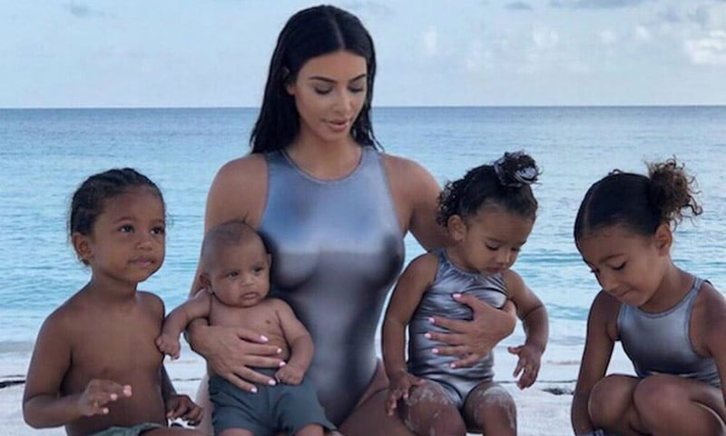 Kim Kardashian bañador familia