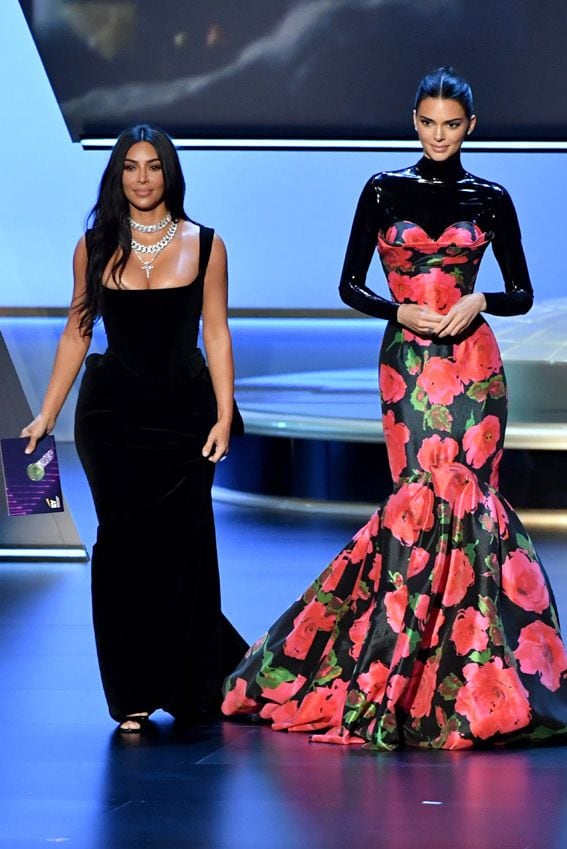 Premios Emmy Del Duelo De Estilo Entre Kim Kardashian Y Kendall Jenner A Los Otros Lookazos De La Noche Foto 1
