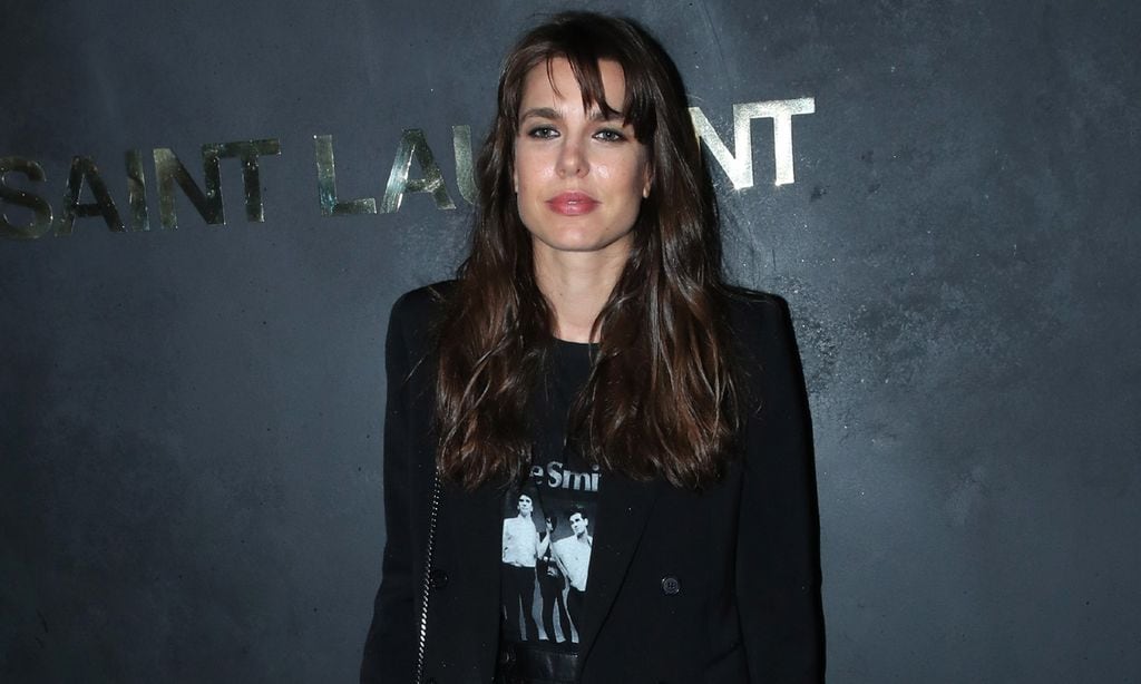 Carlota Casiraghi muestra su imagen más 'grunge' con camiseta roquera y minifalda de cuero