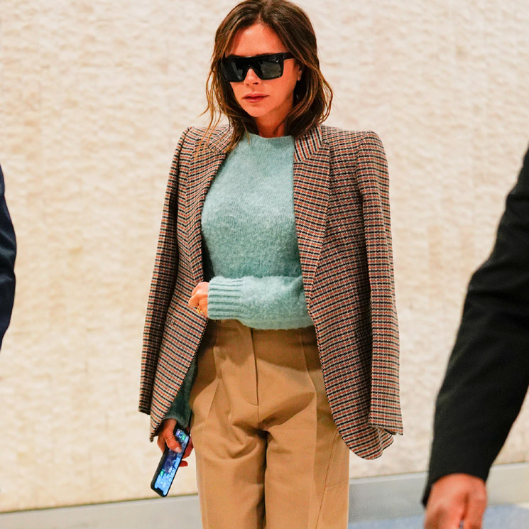 Victoria Beckham presenta la fórmula infalible para ir del aeropuerto a la oficina