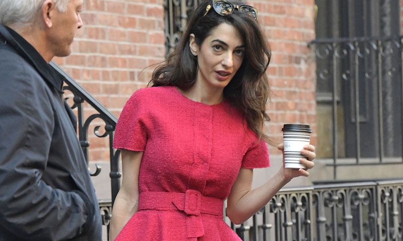 Amal Clooney vuelve a conquistarnos con uno de sus looks más significativos