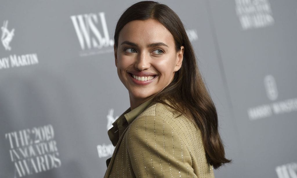 Irina Shayk cambia de estrategia y reinventa sus looks de fiesta con traje sastre