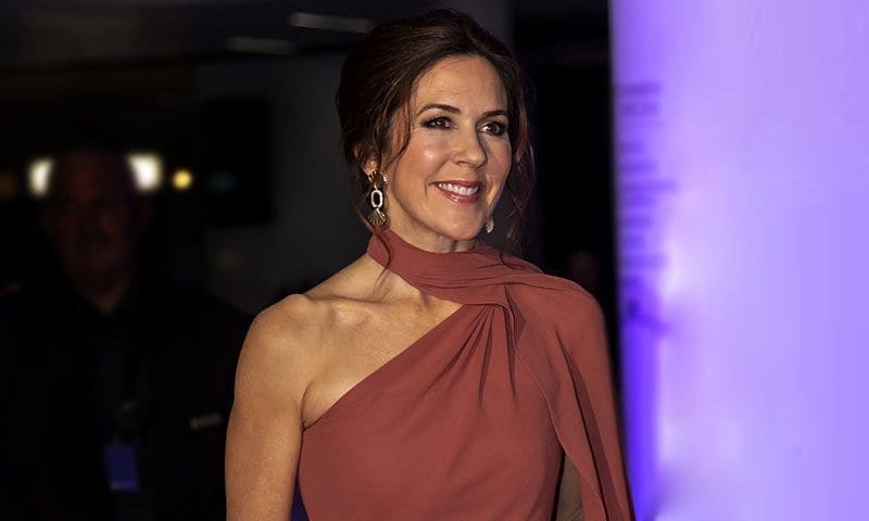 Los estratégicos looks de gala con los que las 'royals' presumen de brazos tonificados