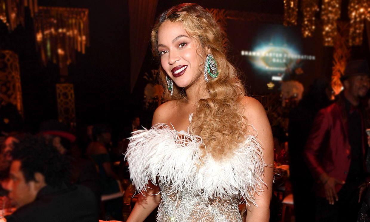 Beyoncé colapsa internet con dos vestidos de alto impacto y un bolso viral