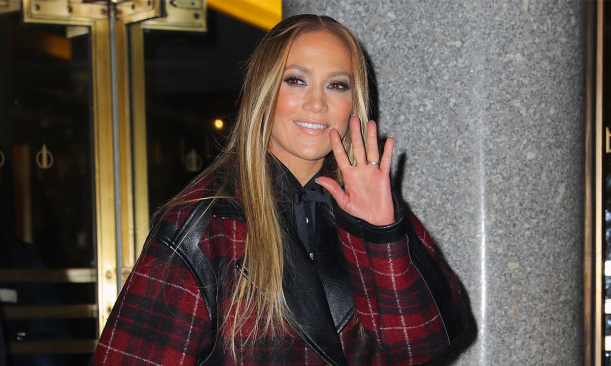 El abrigo a cuadros de Jennifer Lopez, el mejor relevo de los vestidos 'midi' en invierno