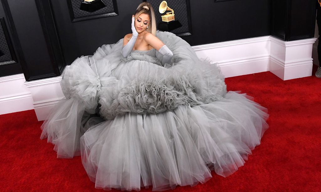 El look princesa de Ariana, los flecos de Rosalía y otras comentadas elecciones de los Grammy