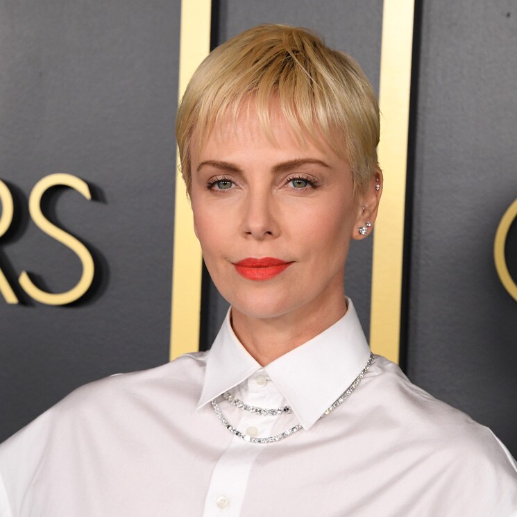 Charlize Theron vs Renée Zellweger: dos looks de invitada perfecta con camisa blanca