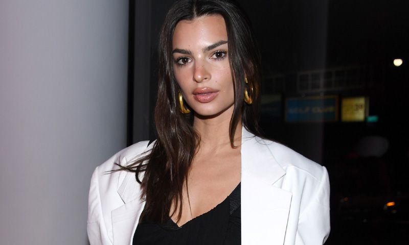 Emily Ratajkowski cumple su objetivo con un traje: ser tan 'sexy' como elegante