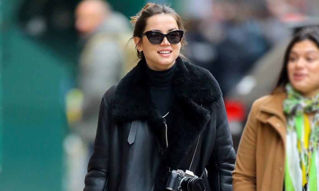 El reto de Ana de Armas en Nueva York: mismos básicos, 2 looks diferentes