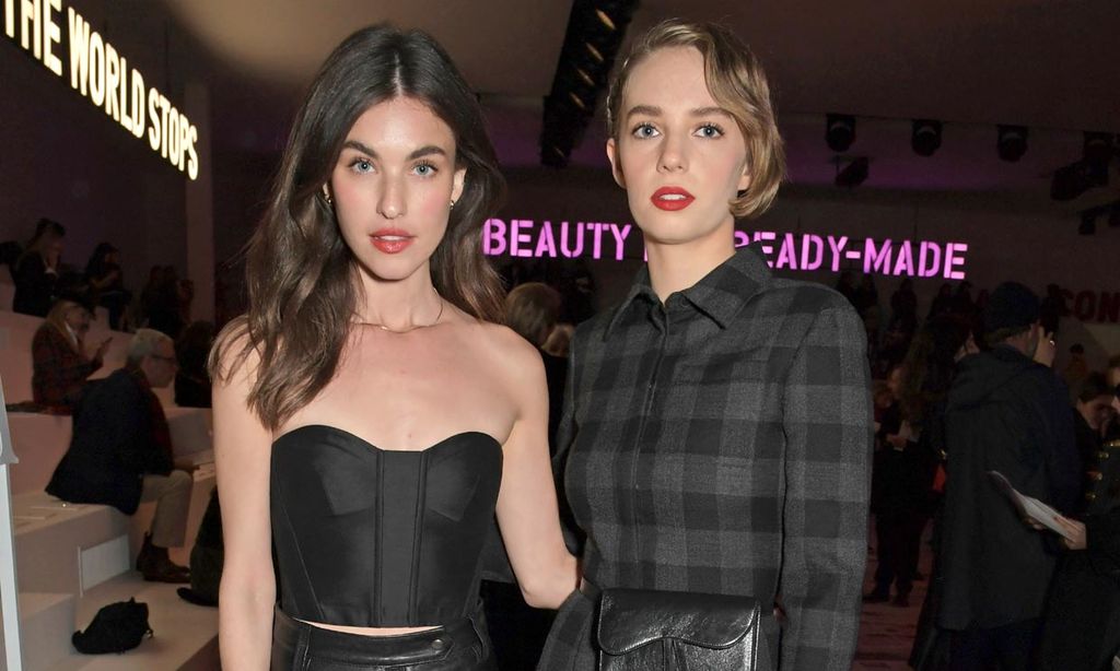 Maya Hawke, Karlie Kloss y otras invitadas con estilazo en el desfile más poderoso de París