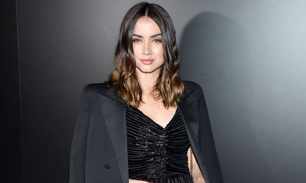 Ana de Armas y Ester Expósito coinciden: este es el vestido de fiesta definitivo para bajitas