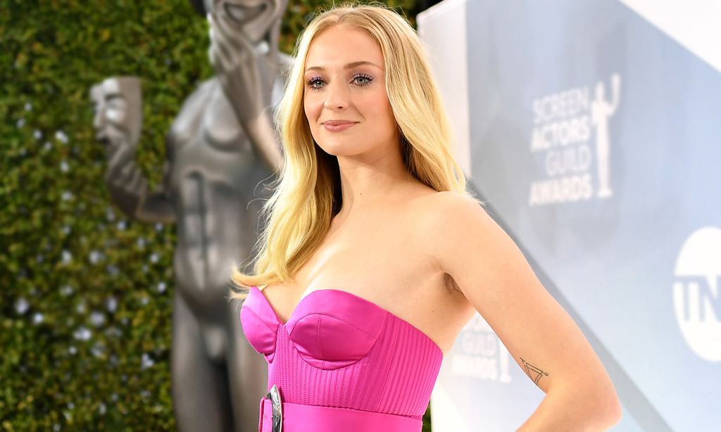 Sophie Turner juega al despiste con sus looks entre rumores de embarazo