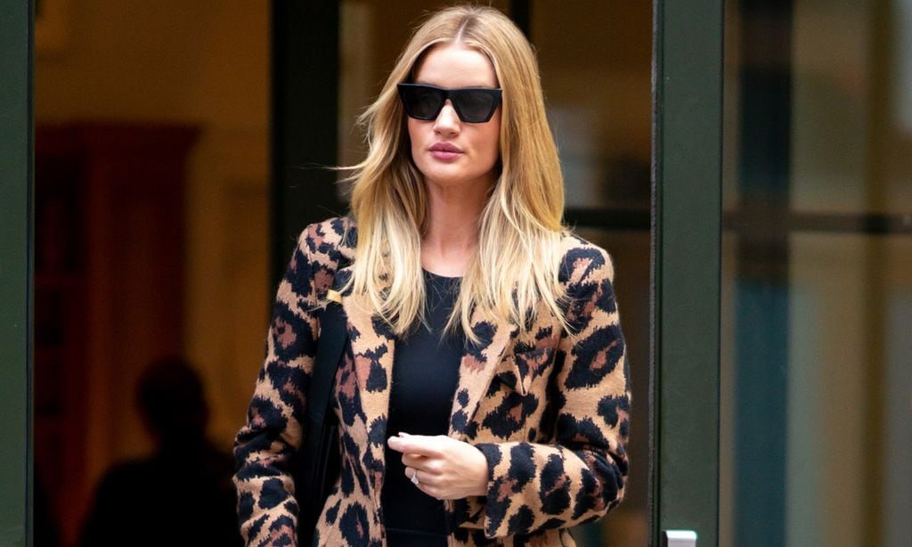 Rosie Huntington-Whiteley ha renunciado a los vaqueros por estos pantalones