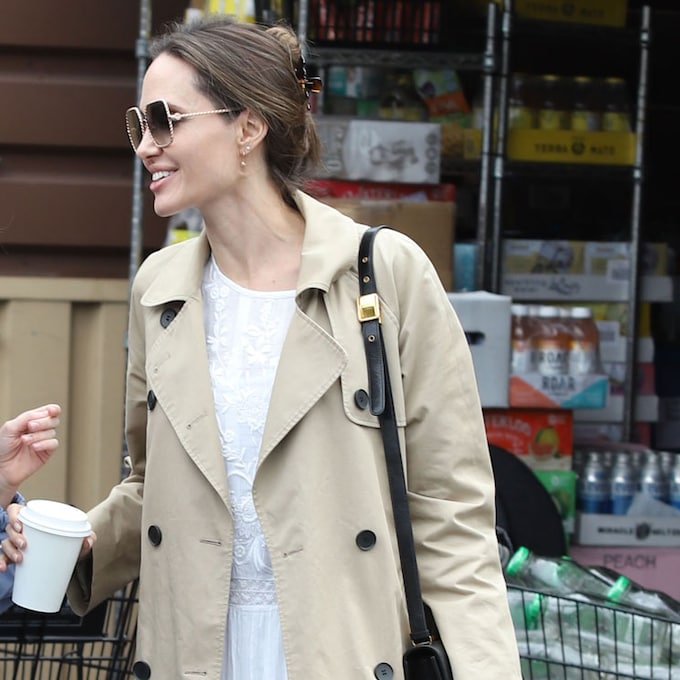 El look exprés (y sencillo) de Angelina Jolie para acudir al supermercado
