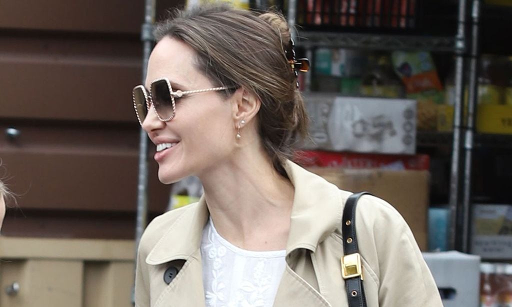 El look exprés (y sencillo) de Angelina Jolie para acudir al supermercado
