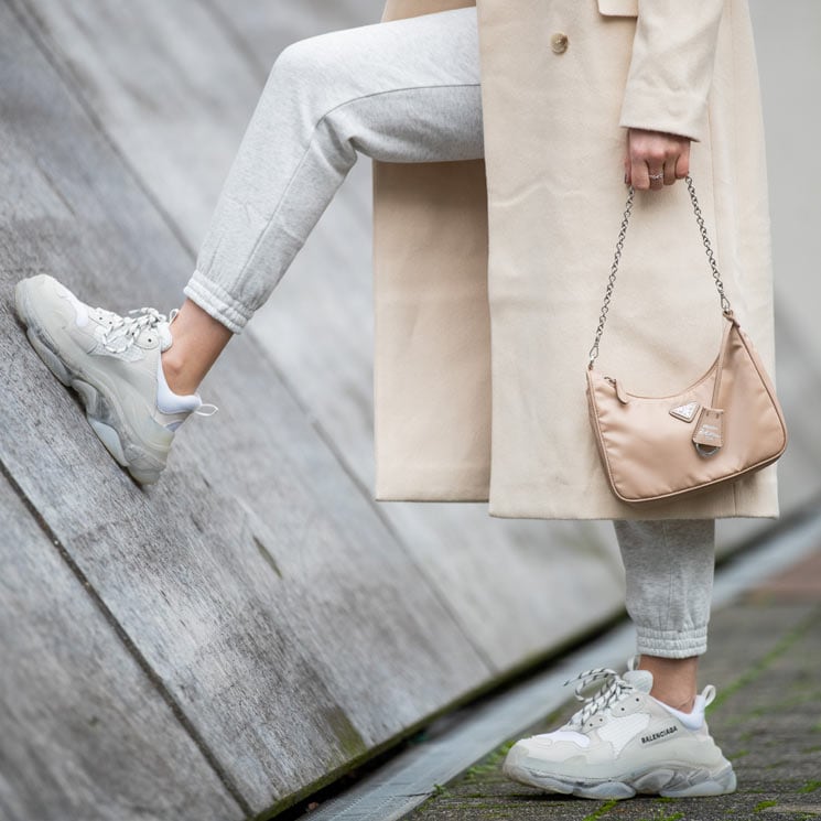 10 zapatillas blancas que puedes llevar con vestido, leggins o pantalones