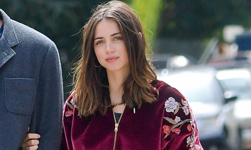 Ana de Armas continúa su maratón 'comfy' con sudadera de terciopelo y sus zapatillas preferidas