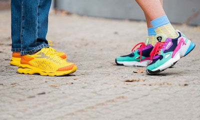 Realza tus estilismos de verano con estas zapatillas de colores que combinan con todo