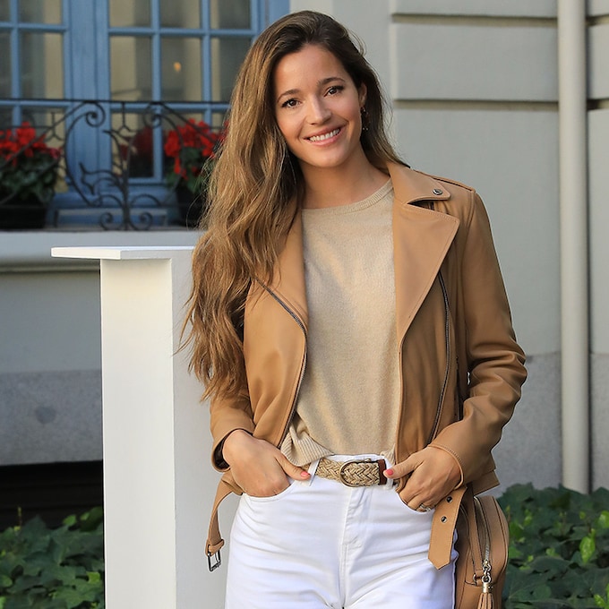 Malena Costa estrena el nuevo básico de Zara con 'efecto buena cara'