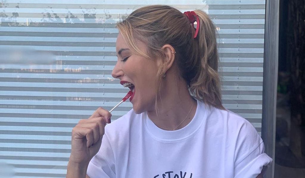 Alba Carrillo sabe que no hay una combinación más veraniega que un mono de flores con esparteñas