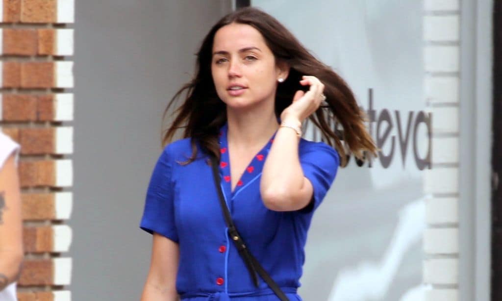 El detalle romántico que esconde Ana de Armas en su último look con zapatillas