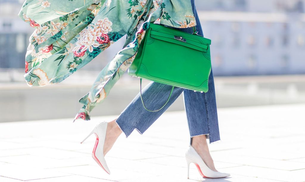 Vaqueros, tacones, bolso verde y estampado de flores