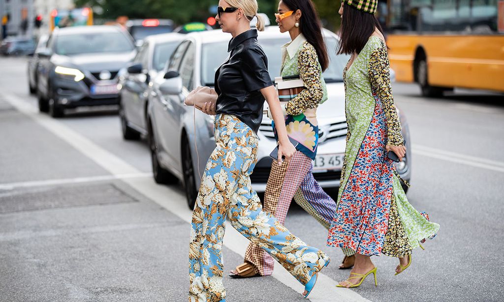 Los pantalones estampados más fáciles de combinar que arrasan este verano