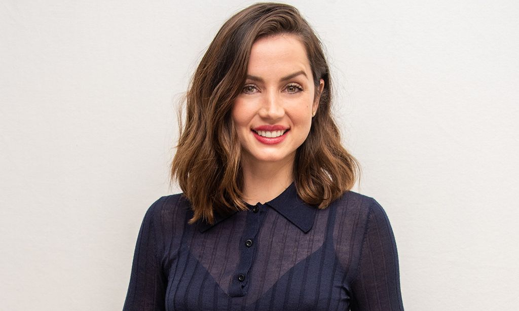 La pasión de Ana de Armas por las zapatillas que lleva delante y tras de las cámaras