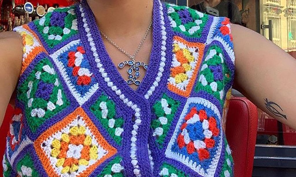 ¿Recuerdas los diseños de ganchillo de tu abuela? ¡Vuelven con este estampado multicolor!