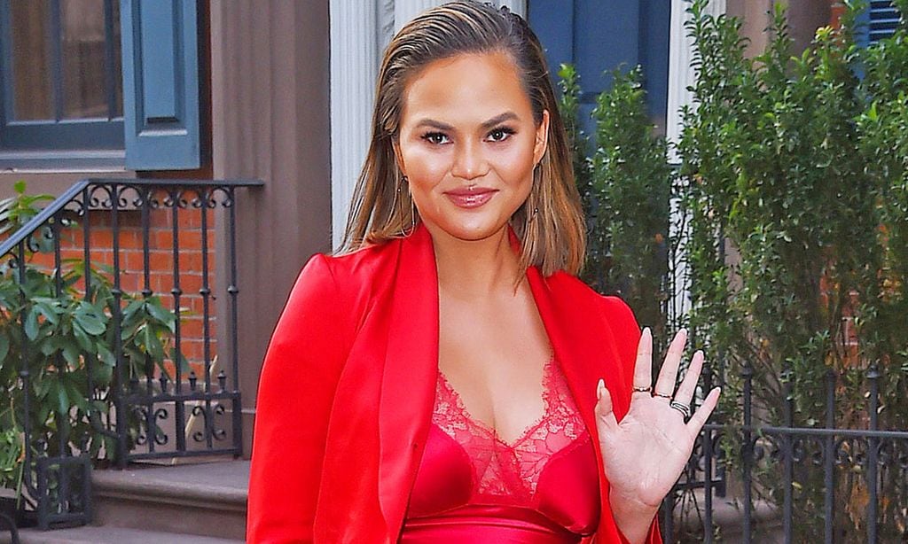 El bañador de Chrissy Teigen, el look premamá más sexy para la piscina o la playa