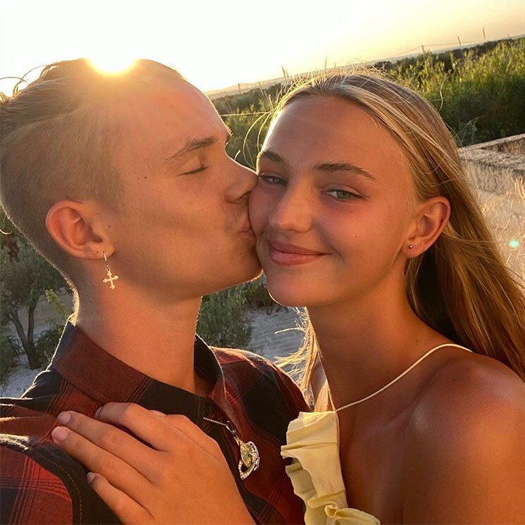 ¡Como hermanas! Las novias de Brooklyn y Romeo Beckham podrían estar compartiendo armario 