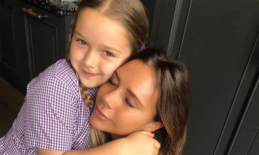 Harper va a ser la más estilosa de su clase gracias a esta mascarilla diseñada por Victoria Beckham