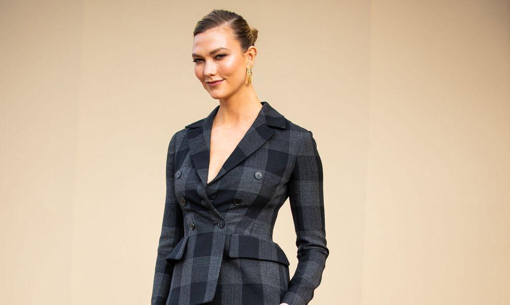 Karlie Kloss estrena la prenda 'mágica' para seguir llevando vestidos en otoño