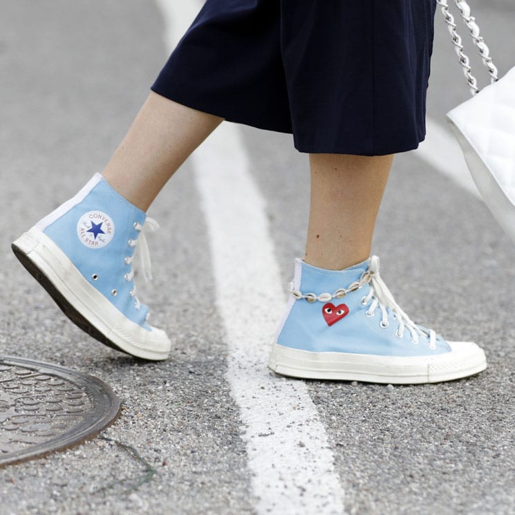 Las zapatillas de tendencia que este otoño llevarás con falda y pantalón