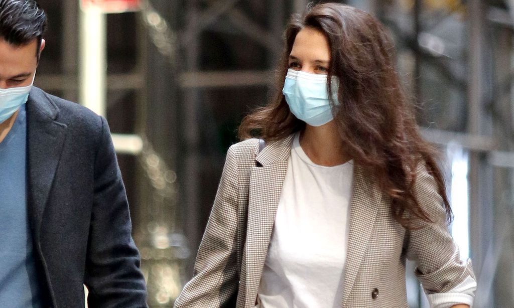 Katie Holmes encuentra en la moda española la prenda más inesperada para su cita romántica