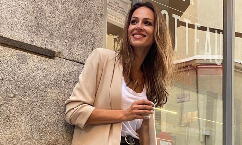 Eva González convierte sus zapatillas preferidas en la mejor elección para llevar con pitillos