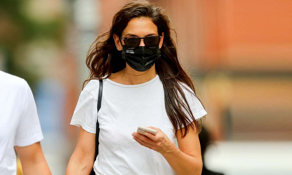 Katie Holmes reinventa el look 'vuelta al cole' con pantalones y deportivas