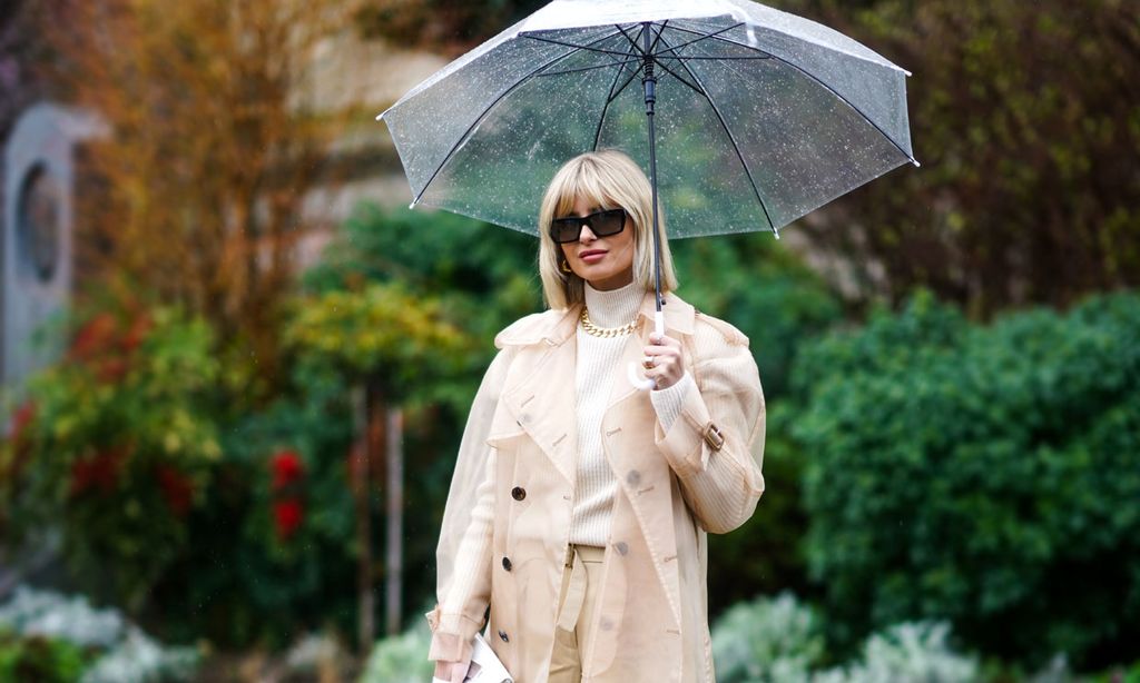 Con estas prendas y complementos (de tendencia) querrás que llueva todo el año