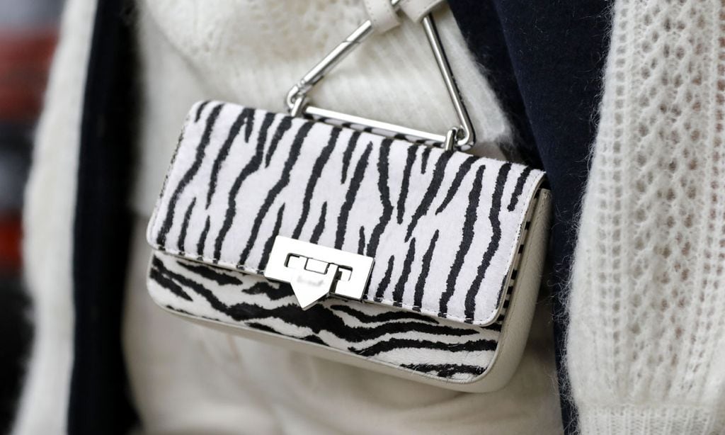 Convierte tus looks en innovadores con el bolso de cebra que gusta a las supermodelos