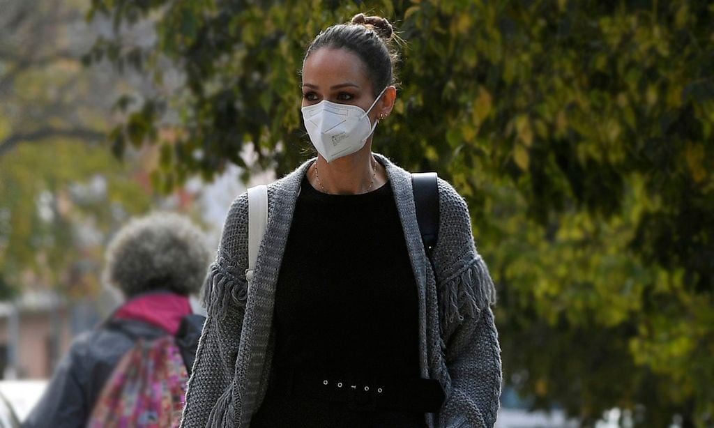 Eva González, pura comodidad en su escapada sevillana con falso mono y zapatillas