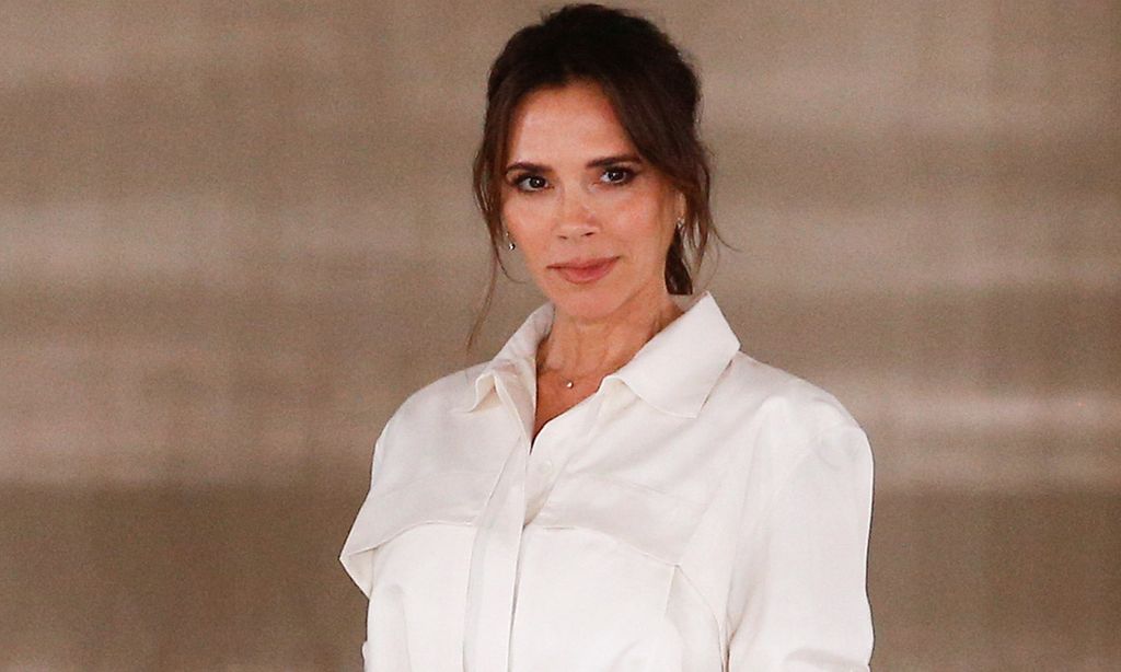 Victoria Beckham presenta el escote que desafía toda lógica