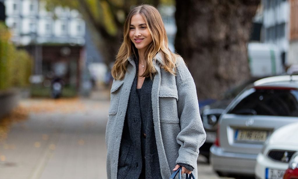 Combina tus prendas en color gris como doña Letizia o Paula Echevarría