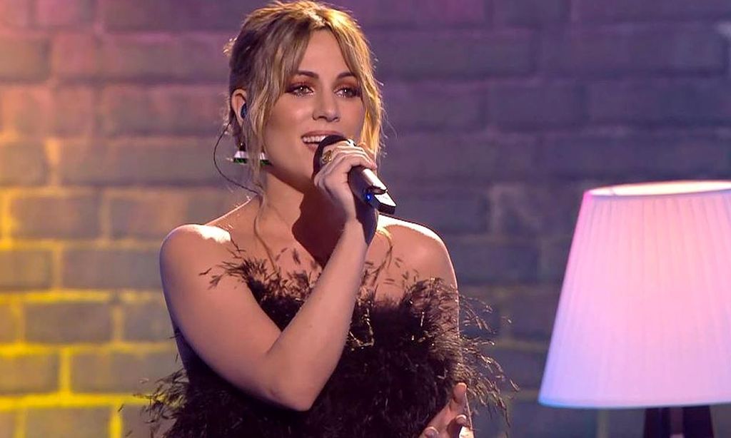 Edurne versiona el look de plumas más seductor de doña Letizia